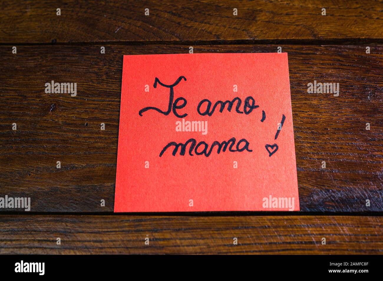 writing-i-love-you-mom-in-spanish-te-amo-mama-on-memo-post-reminder